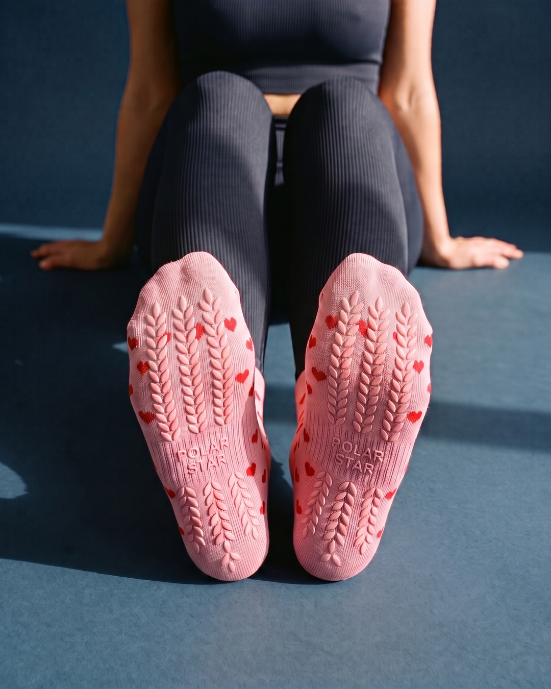 Sweet Hearts: sola antiderrapante com grips de silicone rosa em forma de espiga do calcanhar aos dedos e logótipo Polar Star em relevo