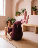 Jambes levées sur un tapis, chaussettes de Pilates Sweet Hearts roses à cœurs rouges