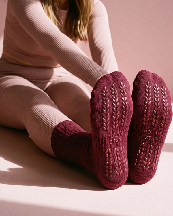 Berry Anchor: sola antiderrapante com grips de silicone bordeaux em forma de espiga do calcanhar aos dedos e logótipo Polar Star em relevo
