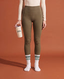 Caixa de oferta Pilates & Matcha: meias Maison Matcha calçadas e caneca Pilates & Matcha Girl na mão, estúdio terracota