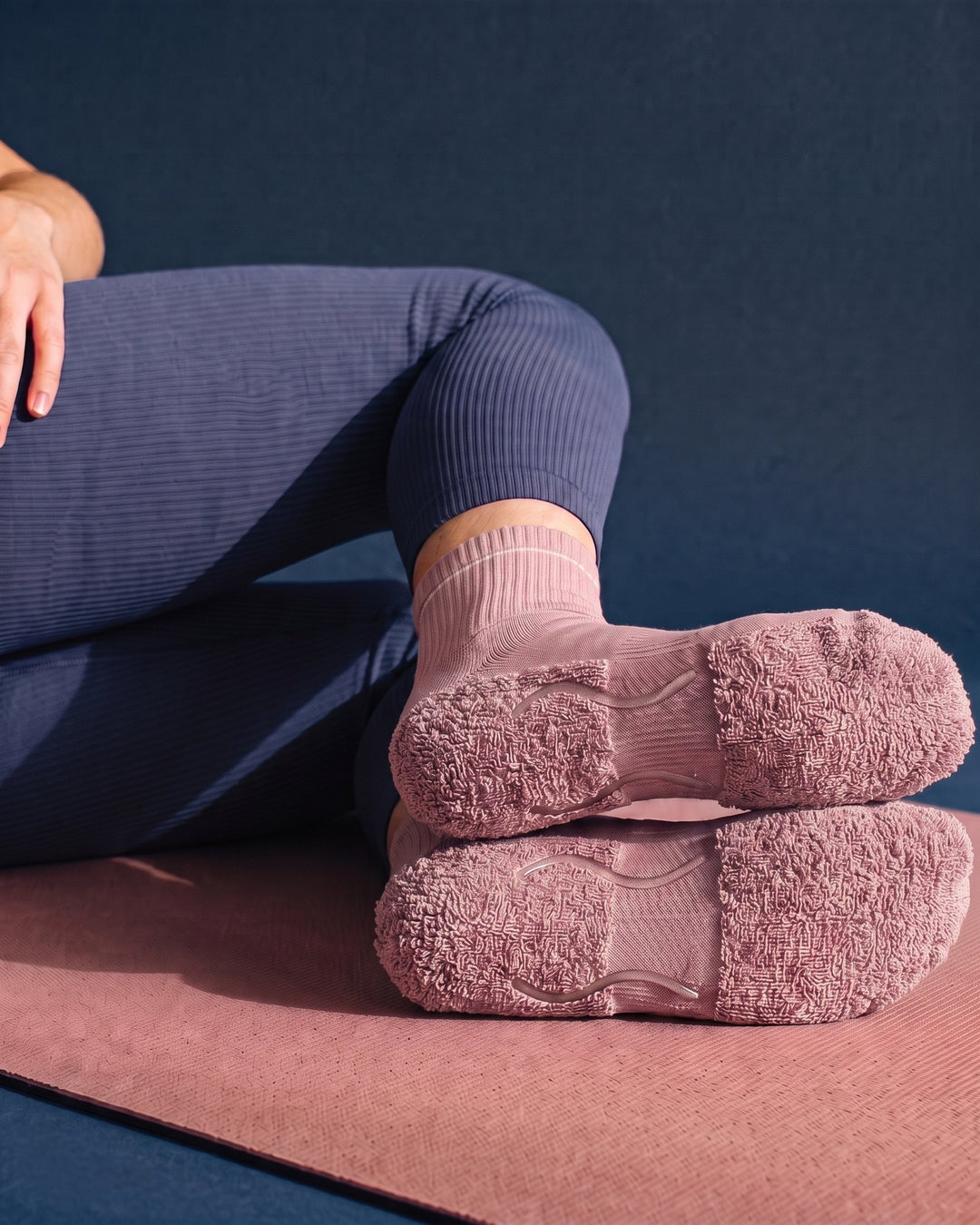 Dusty Rose: Pilates sok binnenstebuiten gedragen, dikke lus onder de hele voet en twee transparante siliconen strepen aan de binnenkant