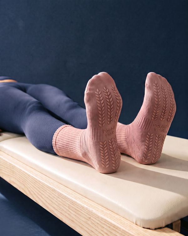 Dusty Rose: sola antiderrapante com grips de silicone rosa em forma de espiga do calcanhar aos dedos e logótipo Polar Star em relevo