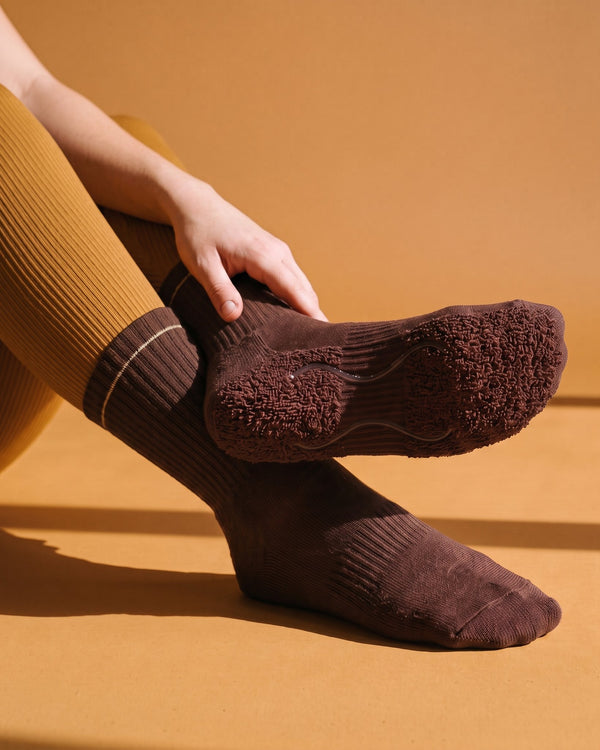Espresso: meia de Pilates do avesso, laçadas de felpa espessas sob todo o pé e duas tiras de silicone transparente no interior
