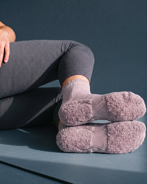 Lavender Frost: meia de Pilates do avesso, laçadas de felpa espessas sob todo o pé e duas tiras de silicone transparente no interior