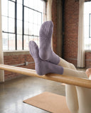 Semelles lavande des chaussettes Lavender Frost sur la barre d'un reformer, picots antidérapants