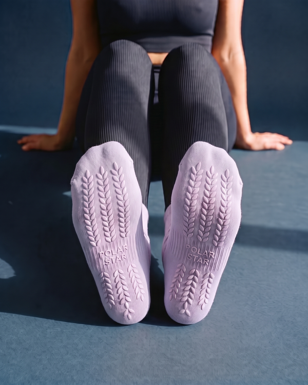Lavender Frost: sola antiderrapante com grips de silicone lavanda em forma de espiga do calcanhar aos dedos e logótipo Polar Star em relevo