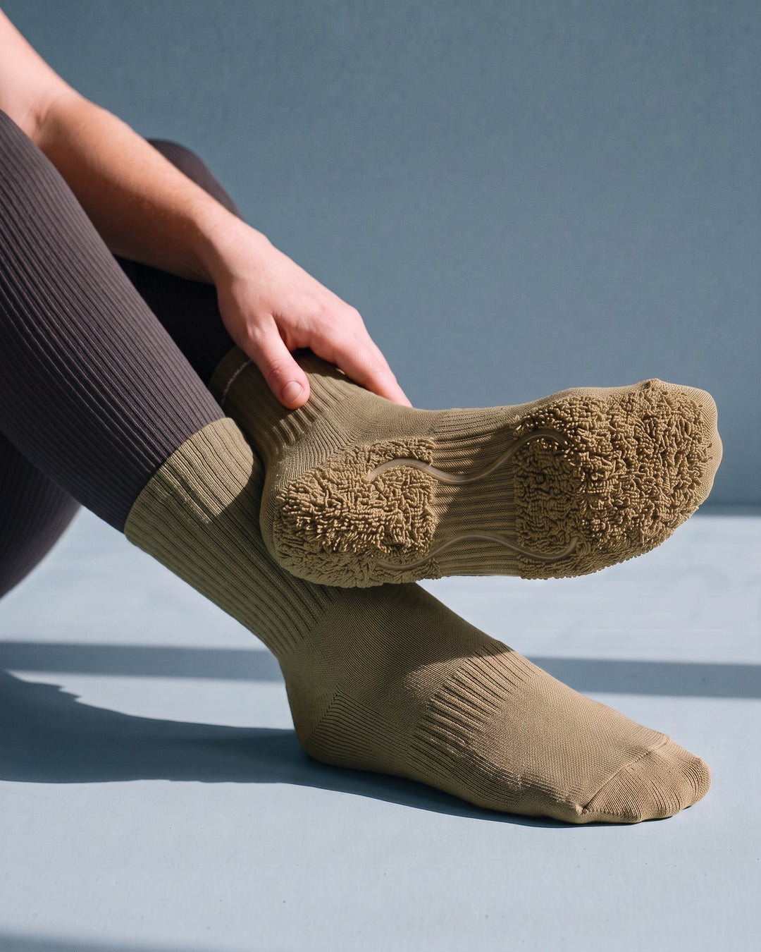 Lichen: Pilates sok binnenstebuiten gedragen, dikke lus onder de hele voet en twee transparante siliconen strepen aan de binnenkant