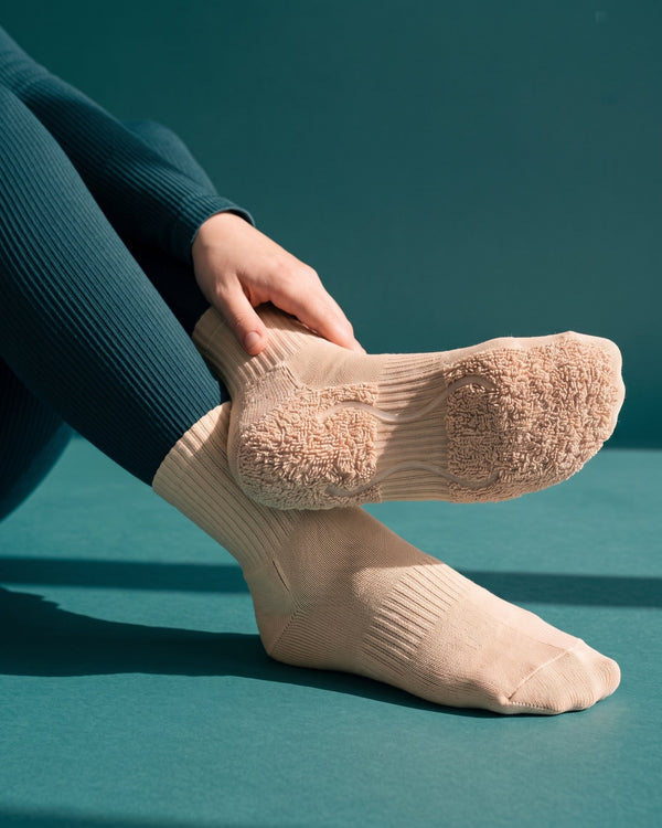 Oat Milk: meia de Pilates do avesso, laçadas de felpa espessas sob todo o pé e duas tiras de silicone transparente no interior