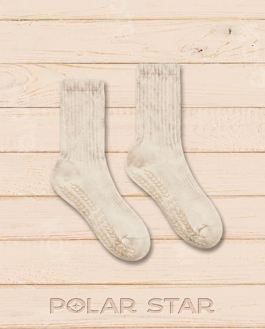 Antislip Pilatessokken Oat Milk crème, productfoto op houten achtergrond