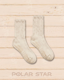 Chaussettes de Pilates antidérapantes Oat Milk crème, vue produit sur fond bois