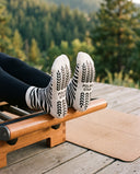 Semelles des chaussettes Onyx sur la barre d'un reformer, picots de grip et logo Polar Star