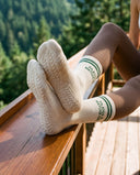 Pieds croisés sur un reformer, semelle antidérapante des chaussettes Polar Star x Maison Matcha