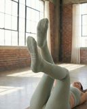Gros plan sur les semelles vert sauge des chaussettes Sage Mist et leurs picots antidérapants