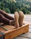 Semelles des chaussettes Sahara appuyées sur un reformer en extérieur, picots antidérapants