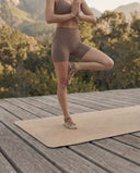 Posture de l'arbre en terrasse, chaussettes de Pilates Sahara à imprimé girafe brun
