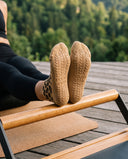Semelles camel des chaussettes Savanna sur la barre d'un reformer, picots de grip sur la longueur