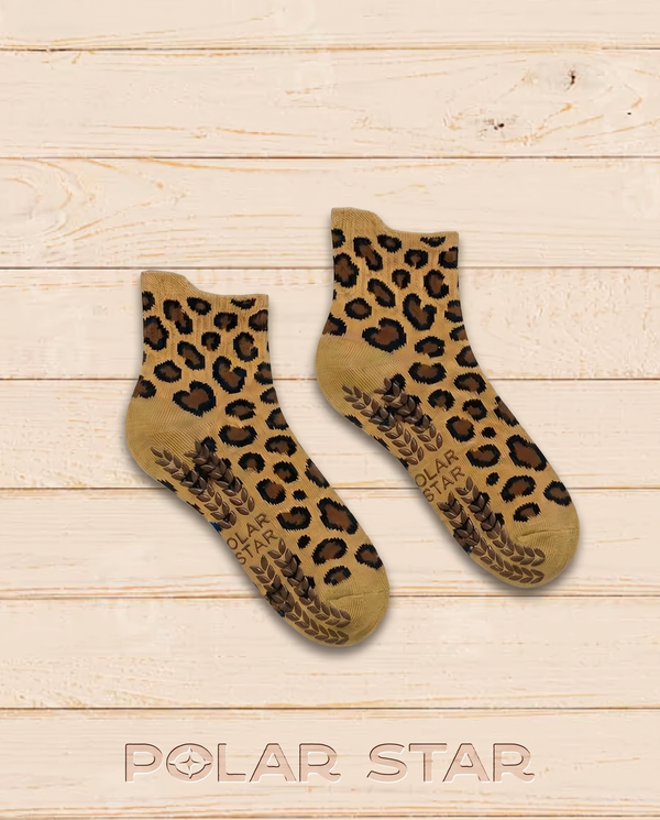 Meias de Pilates antiderrapantes Savanna, padrão leopardo camelo, vista do produto