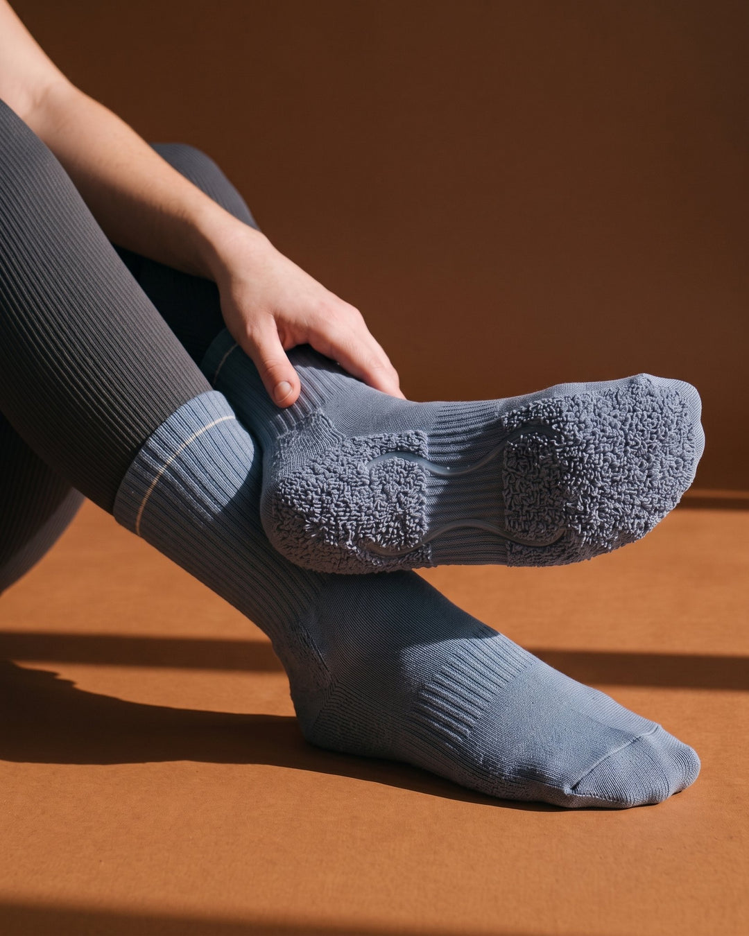 Stone Blue: Pilates sok binnenstebuiten gedragen, dikke lus onder de hele voet en twee transparante siliconen strepen aan de binnenkant