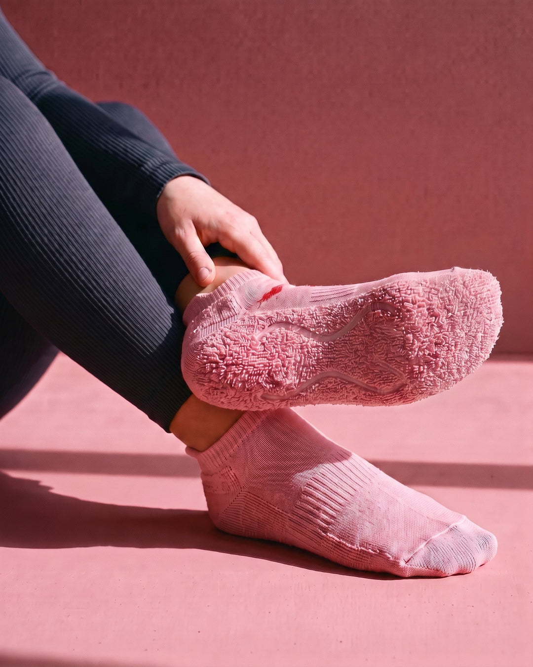 Sweet Hearts: meia de Pilates do avesso, laçadas de felpa espessas sob todo o pé e duas tiras de silicone transparente no interior