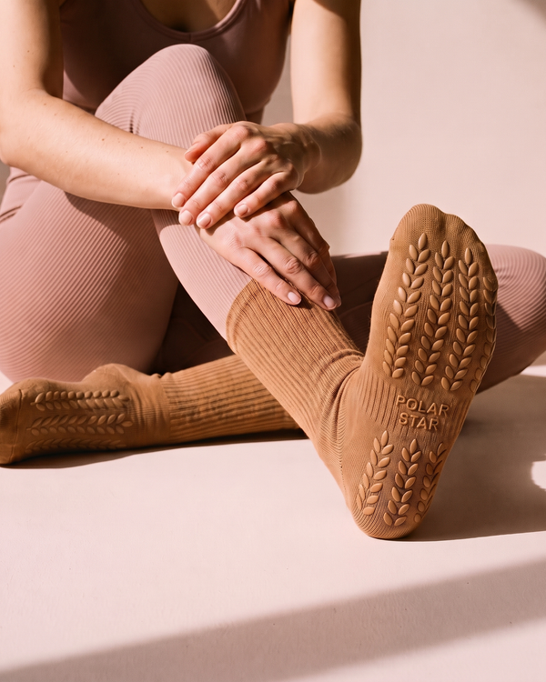 Warm Sand: sola antiderrapante com grips de silicone bege em forma de espiga do calcanhar aos dedos e logótipo Polar Star em relevo
