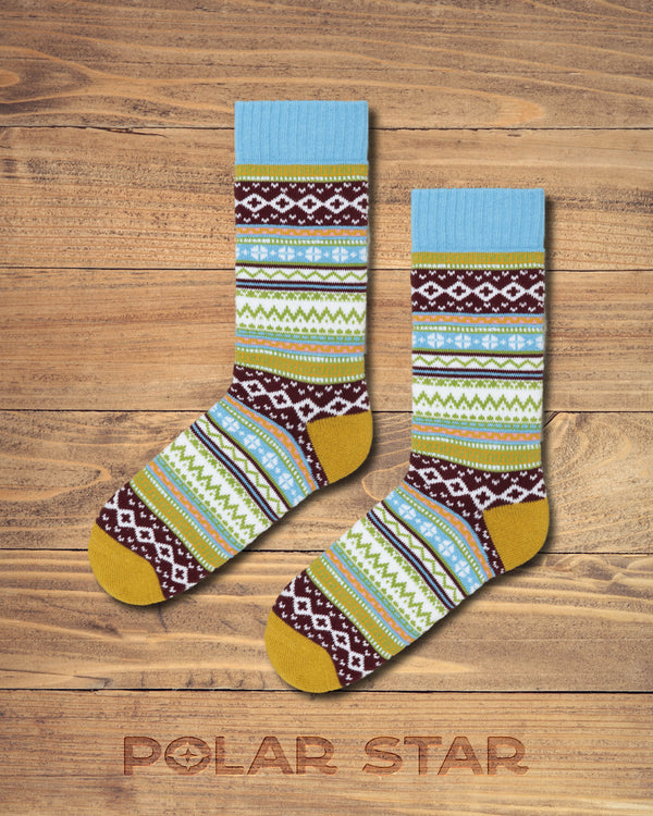 Nordyckie skarpetki Nora od Polar Star, para sfotografowana na płasko na drewnie